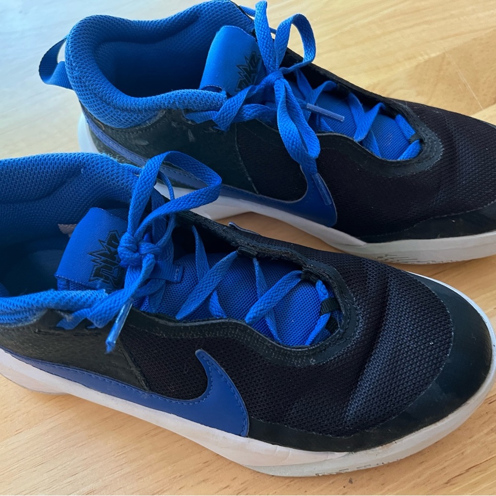 Nike D10 Team Hustle Boys Basketball Shoe Size 4.5